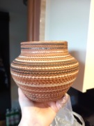 gliniany wazon pochodzący z okresu czasów PRL ozdobny z gliny donica