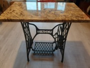 Stolik z blatem granitowym