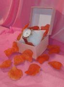 Nowy przygotowany na prezent damski zegarek.