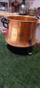 Duży kocioł miedziany z kutymi elementami