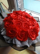 Duży bukiet wiecznych róż wykonany z satynowej wstążki 