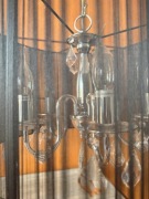 Żyrandol z kryształkami w czarnym abażurze