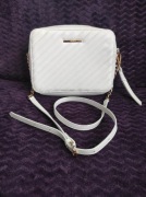 Torebka na ramię Aldo Wylamaena biała złoty łańcuch 18x23