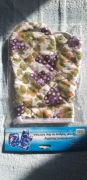Rękawica i mata ochronna kuchenne bialo-kolorowe.
