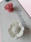 WIESZAK NA ŚCIANĘ BIELONE DREWNO KOLOROWE HACZYKI DLA DZIECKA