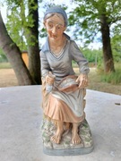 Figurka siedząca baba z rybami