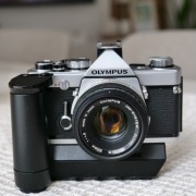 OLYMPUS OM-1N z 1.8/50 i WINDEREM i stopką do lampy