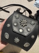 Mała unikatowa skórzana torebka z ozdobami 