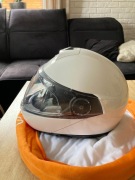 Biały kask motocyklowy z szybą i otwieranym przodem