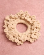 Ręcznie robiona gumka do włosów z motywem kwiatowy..