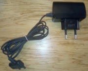 ŁADOWARKA SIECIOWA SONY ERICSSON K310i K550i K750i K850i5.0V 350mA używana