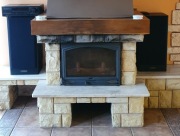 Drewniana belka i płyty dekoracyjne do kominka