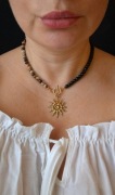 Choker jaspis + czarny onyks | złote słońce zapięcie z przodu