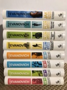 Stephanie Plum tomy: 1, 5, 6, 7, 12, 13, 14, 17. Janet Evanovich