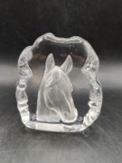 Szklany przycisk do papieru koń głowa konia Mats Jonasson Szwecja 