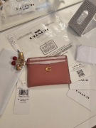 Skórzany portfel damski Coach kolor Peony 