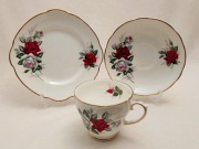 Zestaw porcelany Duchess – filiżanka, spodek i talerz z motywem róż