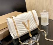 Biała torebka damska elegancka na łańcuszku złote detale