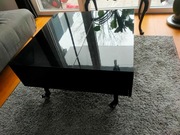 Stolik kawowy z ukrytym schowkiem