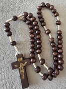 Różaniec drewniany z Watykanu. Naszyjnik. PREZENT dla Babci. Maj 2025(T).