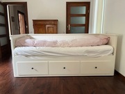 Białe łóżko Hemnes rozkładane z Ikea