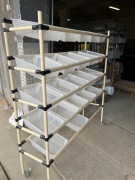 Mobilny regał sklepowy z koszami / wózek ekspozycyjny na kółkach