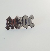 metalowy pin button przypinka AC DC