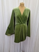 PrettyLittleThing sukienka welurowa zielona szerokie rękawy wesele chrzest 