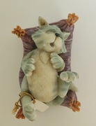 FIGURKA - ŚPIĄCE KOCISKO