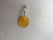 wisiorek z półmatowym bursztynem