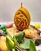 Świeca jajko róża z wosku pszczelego.