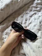 Czarne okulary przeciwsłoneczne