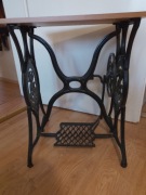 Stolik/półka z podstawą z maszyny singer