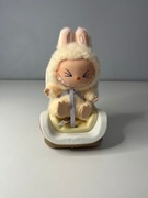 Mini fotelik samochodowy dla Labubu – beżowy kolor