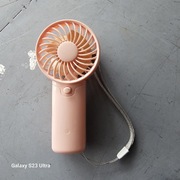 Wiatrak wentylator mini FAN przenośny ręczny na baterie różowy jak na foto
