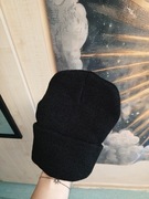 Uniwersalna czarna czapka na co dzień