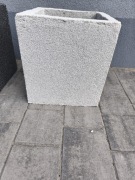 Jasno szara doniczka betonowa zewnętrzna ogrodowa