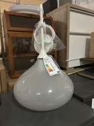 Piękny biały żyrandol