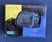 Cyfrowy termometr z zegarkiem i budzikiem.