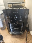 Ekspres Krups młynek uszkodzony cieknie 