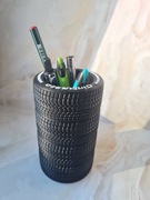 Wyjątkowy organizer na długopisy i narzędzia w kształcie opon F1 