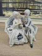 Porcelanowa figurka – para w stylu rokokowym na sofie