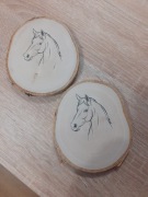 Podkładka pod kubek. Naturalne drzewo. Koniki.