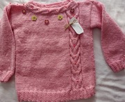 RĘCZNIE ROBIONY Sweterek Dziewczęcy – Różowy z Warkoczem i Kwiatami