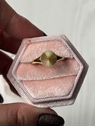 Złoty geometryczny pierścionek ze stali z promieniami