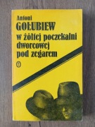 W żółtej poczekalni dworcowej pod zegarem - Antoni Gołubiew