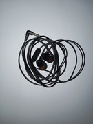 Czarne słuchawki przewodowe dokanałowe sony z mikrofonem 