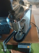 Ekspres DELONGHI MINI EC685.M + Młynek elektryczny