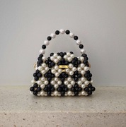 Mała torebka biżuteryjna z biało-czarnych koralików