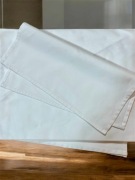 Komplet białych obrusów i serwetek ( 11 szt - obrus i 60 szt - serwetka)